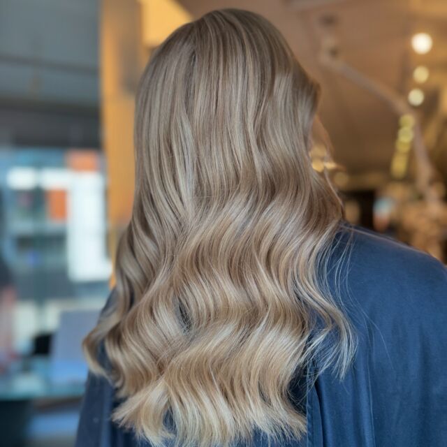 Fargedesign gjort av @hair_by_malwina 

#hairdesign #haircolor #highlights #frisør #frisørnorge #frisørmoirana #marianila #marianilastockholm #marianilableach