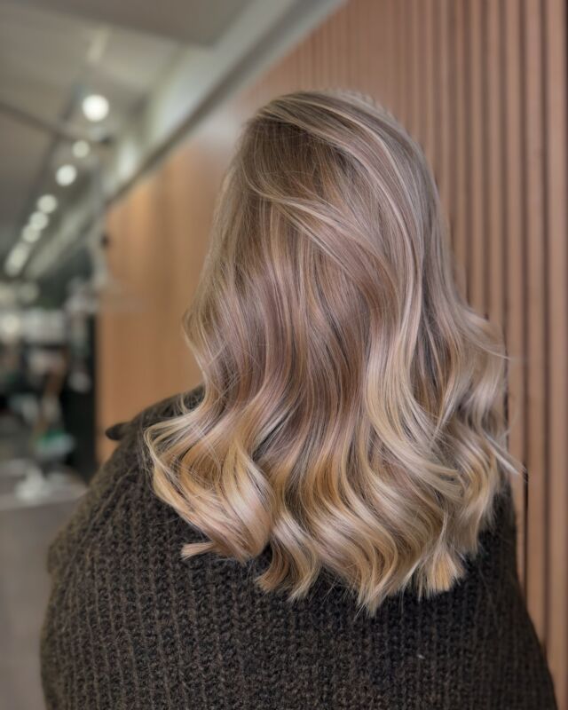 Karamell blonde 
Fargedesign gjort av @hair_by_malwina 

#blondhair #caramelhair #marianilastockholm #marianilacolor #marianilableach #folyage